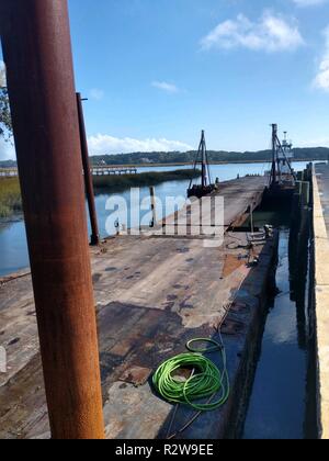 Le secteur de la Garde côtière canadienne Charleston les inspecteurs de marine d'identifier des conditions dangereuses sur la barge et remorqueur associés Jake Washington 8 novembre 2018, alors que la location à Broad Creek Marina à Hilton Head, Caroline du Sud. La barge et remorqueur ont également été observées sous le nom d'un car-ferry entre Hilton Head et de Daufuskie Island sans la garde côtière des États-Unis Certificat de contrôle résultant en des commandes Port Captian à cesser toutes les opérations. Banque D'Images