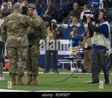 Le s.. Samuel D. LaCorte, un soldat de la Garde nationale de l'Indiana, rend hommage à Brigue. Le général Ronald A. La Marche de la Garde nationale de l'Indiana, directeur de l'état-major interarmées, à un match de football Indianapolis Colts d'Indianapolis, le 11 novembre 2018. LaCorte, l'un des six frères et sœurs dans l'armée, livré le jour des anciens combattants La Marche de l'après football jeu de descente en rappel les chevrons au stade Lucas Oil. Banque D'Images