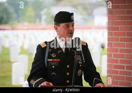 FORT BENNING, en Géorgie (nov. 15, 2018) - Les soldats du colonel Douglas, le colonel Douglas G. Vincent, chef d'état-major pour la manoeuvre Centre d'excellence et de Fort Benning, parle de la Seconde Guerre mondiale l'allemand et l'italien aux prisonniers de guerre qui sont enterrés à Fort Benning de poste principal du cimetière. les civils, les membres de la famille et des membres de la communauté réunis sous un temps pluvieux pour un allemand et italien à la cérémonie du Jour du Souvenir au cimetière de poste principal ici le 14 novembre. Quarante-quatre français et sept membres du service italien de la Seconde Guerre mondiale sont enterrés au cimetière, et les soldats de la manoeuvre d'encastrer Centre Banque D'Images