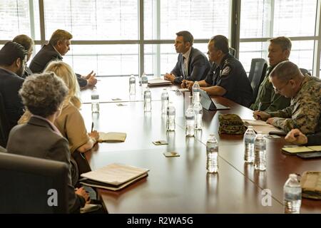 Le U.S. Customs and Border Protection Commissioner Kevin K. McAleenan rencontre le gouverneur de Basse Californie Fransciso Vega de Lamadrid et sous-commissaire de la Police Fédérale Mexicaine Ricardo Aguilar avant une tournée des opérations à la frontière à l'entrée du Port de San Ysidro, San Ysidro, en Californie. Inclus dans la délégation du CBP (de gauche à droite à partir du haut du tableau) est commissaire du CBP Kevin K. McAleenan ; directeur des opérations de terrain, San Diego, Pete Flores ; et chef de l'agent Patrol Rodney Scott, Secteur de San Diego, la U.S. Border Patrol. Le 15 novembre 2018. Banque D'Images