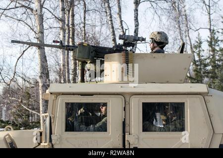 Les parachutistes de l'armée affectés à une troupe, 1er Escadron (Airborne), 40e Régiment de cavalerie, attendre leur tour pour l'adresse au tir à l'entraînement au tir réel Joint Base Elmendorf-Richardson, Alaska, le 14 novembre 2018. Au cours de la formation, les soldats engagés plusieurs cibles à différentes distances avec M240B et M2A1 pour affiner leurs mitrailleuses montées adresse au tir. Banque D'Images