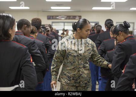 Le Sgt. Abregomedina Cristal, un commis d'entrepôt avec l'Administration centrale et Service Battalion, examine les uniformes de Marines à partir de novembre, 4e compagnie du bataillon d'entraînement des recrues, le 9 novembre 2018 au Marine Corps Recruter Depot Parris Island, L.C. Banque D'Images
