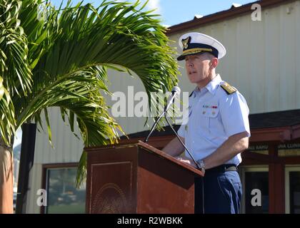 Adm arrière. Kevin Lunday, commandant de la Garde côtière canadienne, 14ème arrondissement, parle à une cérémonie d'inauguration de l'Hale Kahu Moana clinique, Honolulu, le 13 novembre 2018. La nouvelle clinique médicale fournit des services médicaux d'unités opérationnelles de base situé sur Honolulu. Banque D'Images