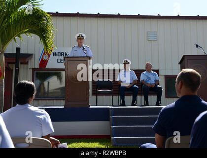 Adm arrière. Kevin Lunday, commandant de la Garde côtière canadienne, 14ème arrondissement, adresse à l'auditoire lors d'une cérémonie pour le hale Kahu Moana clinique à Honolulu de base, le 13 novembre 2018. Présents lors de la cérémonie a été Adm arrière. Erica Schwartz, directeur de la santé, à la sécurité et à la vie au travail (CG-11). Banque D'Images