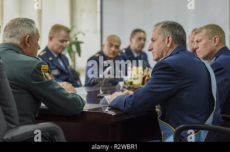 Commandant des forces armées colombiennes Alberto José Mejía exprime ses remerciements et soutien à chef d'état-major de la Force aérienne Le Général David L. Goldfein lors d'une rencontre entre Colombiens et les dirigeants militaires américains à Bogota, Colombie, 15 novembre 2018. En travaillant de concert avec des pays partenaires et des dirigeants de la région, les États-Unis vont réaliser des solutions efficaces aux défis communs. Banque D'Images