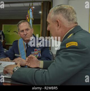 Commandant des forces armées colombiennes Alberto José Mejía exprime ses remerciements et soutien à chef d'état-major de la Force aérienne Le Général David L. Goldfein lors d'une rencontre entre Colombiens et les dirigeants militaires américains à Bogota, Colombie, 15 novembre 2018. En travaillant de concert avec des pays partenaires et des dirigeants de la région, les États-Unis vont réaliser des solutions efficaces aux défis communs. Banque D'Images