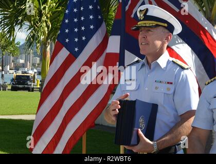 Adm arrière. Kevin Lunday, commandant de la Garde côtière canadienne, 14ème arrondissement, se prépare à présent l'équipe du service méritoire des mentions élogieuses à membres au cours d'une cérémonie d'une nouvelle clinique médicale sur la base, Honolulu, le 13 novembre 2018. La nouvelle clinique sera composé d'un adjoint au médecin et trois techniciens de la santé. Banque D'Images