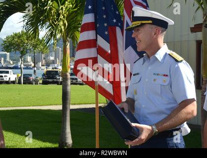 Adm arrière. Kevin Lunday, commandant de la Garde côtière canadienne, 14ème arrondissement, assiste à une cérémonie d'inauguration d'une nouvelle clinique médicale à la base Honolulu, le 13 novembre 2018. L'EVAS Kahu Moana Clinic sert les membres du service opérationnel dans la région de Honolulu. Banque D'Images