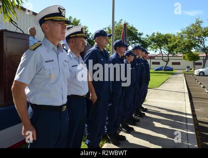 Les membres en service de support à l'attention du secteur Honolulu avec Adm arrière. Kevin Lunday, commandant de la Garde côtière canadienne, 14ème arrondissement, après une remise de prix au cours d'une cérémonie d'ouverture de la clinique médicale de base à Honolulu, le 13 novembre 2018. La nouvelle clinique sert des unités opérationnelles dans la région de Honolulu. Banque D'Images