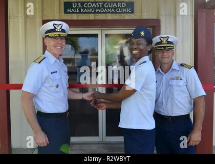 Adm arrière. Kevin Lunday, commandant de la Garde côtière canadienne, 14ème arrondissement (à gauche), Adm arrière. Erica Schwartz, directeur de la santé, à la sécurité et à la vie au travail (CG-11) (milieu) et le capitaine Travis Rasmussen, commandant de l'Honolulu de base (à droite), se préparer à couper un ruban à une ouverture d'une nouvelle clinique médicale à Honolulu, le 13 novembre 2018. La nouvelle clinique a pour but de soutenir les unités opérationnelles dans la région de Honolulu. Banque D'Images