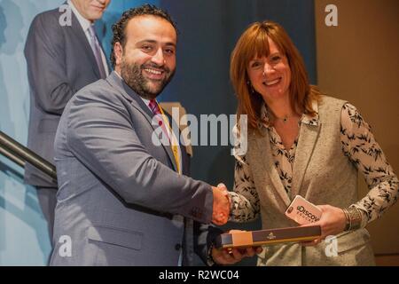 Éducateur de carrière Susanne Thompson reçoit une boîte de chocolats en marque de graditude à la Conférence internationale sur la cyber-conflit (CyCon) le 2 Novembre 14th, 2018, à l'Édifice de Ronald Reagan et Centre de commerce international de Washington, District de Columbia. L'approche assure CyCon pour combler les écarts et de promouvoir l'échange d'informations dans votre armée, armée, et acadamic, de l'industrie et du gouvernement des communautés cybernétiques. Banque D'Images