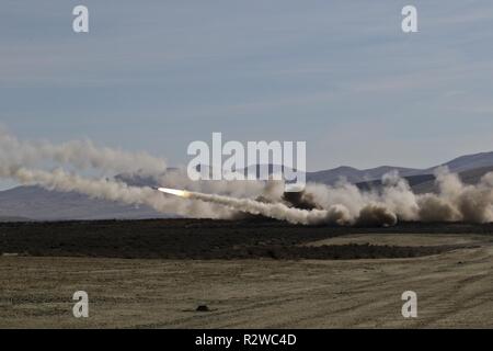 Les soldats du 5e Bataillon, 3e d'artillerie, 17e Brigade d'artillerie de la formation d'un feu d'une fusée M-142 Système de roquettes de l'Armée de grande mobilité, le 15 novembre 2018, au centre de formation de Yakima, dans l'état de la mission a été le premier à l'infiltration d'air rapide HIMARS sur terre le nouveau centre de formation de la Yakima landing strip, Selah d'atterrissage, et une partie de sa cérémonie d'ouverture. Le paquet est un HIRAIN HIMARS, qui se compose de deux HIMARS et un centre directionnel Feux, qui est placé sur un C-17 Globemaster et utilisée comme une force de réaction rapide dans la défense américaine et les troupes alliées. Banque D'Images