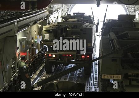 Un aviateur de la 62e Escadre de transport aérien charge une grande mobilité M-142 Système de roquettes de l'Armée sur l'arrière d'un C-17 Globemaster, 15 novembre 2018, au centre de formation de Yakima, dans l'état de la mission a été le premier à l'infiltration d'air rapide HIMARS sur terre le nouveau centre de formation de la Yakima landing strip, Selah d'atterrissage, et une partie de sa cérémonie d'ouverture. Le paquet est un HIRAIN HIMARS, qui se compose de deux HIMARS et un centre directionnel Feux, qui est placé sur un C-17 Globemaster et utilisée comme une force de réaction rapide dans la défense américaine et les troupes alliées. Banque D'Images