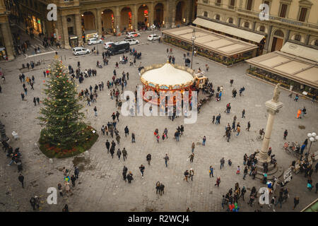 Florence, Italie - Février, 2019. Les touristes sur la place de la République pendant la période de Noël. Banque D'Images