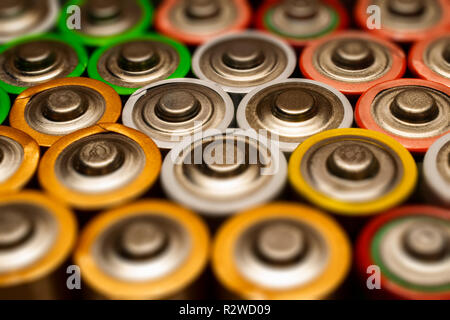 Gros plan du tas d'utiliser des piles alcalines. Close up lignes colorées de sélection de piles AA Résumé Contexte de l'énergie batteries colorés. Banque D'Images