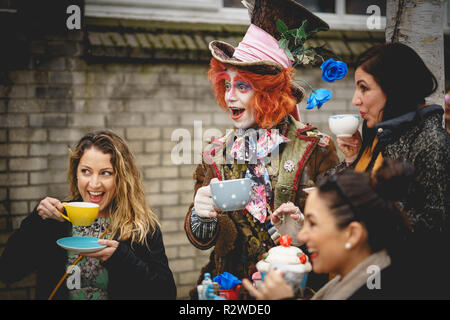 Londres, UK - Février, 2019. Un artiste de rue, se faisant passer pour le chapelier d'Alice's Adventures in Wonderland dans Portobello Road, Notting Hill. Banque D'Images