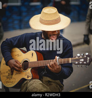 Londres, UK - avril 2018. Un musicien de rue à la scène (Notting Hill Portobello Road) au cours de l'hebdomadaire marché des antiquaires a lieu chaque samedi. Square . Banque D'Images