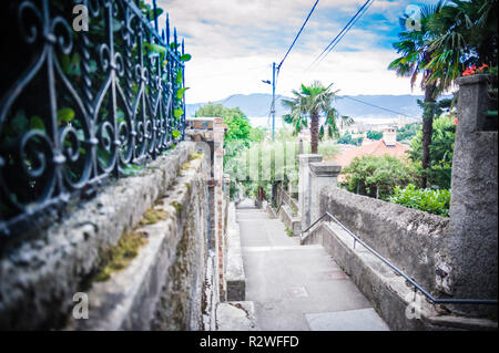 Vieille ville étapes fabriqués à partir de plantes vertes et de pierre entouré de Rijeka en Croatie. Banque D'Images