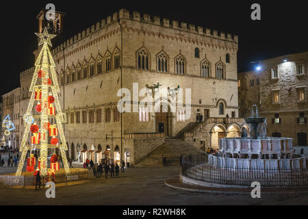 Pérouse, Italie - janvier 2018. La place principale de la cité médiévale la Fontana Maggiore et le Palazzo dei Priori (Town Hall), avec un arbre de Noël. Banque D'Images