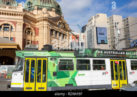 Transports publics tram de Melbourne Flinders Street station de chemin de fer passe à Melbourne CBD,Victoria, Australie Banque D'Images