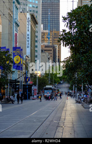 Des tramways dans le centre commercial Bourke Street - Melbourne Banque D'Images