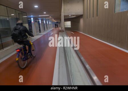 Location parking couvert à la gare centrale d'Utrecht. Le plus grand stationnement de vélos dans le monde (pour 12 500 vélos) Banque D'Images