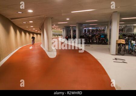 Location parking couvert à la gare centrale d'Utrecht. Le plus grand stationnement de vélos dans le monde (pour 12 500 vélos) Banque D'Images