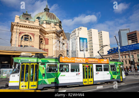 Transports publics tram de Melbourne Flinders Street station de chemin de fer passe à Melbourne CBD,Victoria, Australie Banque D'Images