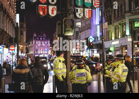 Londres, UK - Février, 2019. Les agents de police patrouiller Leicester Square et Piccadilly Circus, au centre de Londres. Banque D'Images