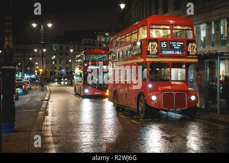 Londres, UK - Février, 2019. Un vintage red double-decker bus (t) dans une rue dans le centre de Londres. Banque D'Images