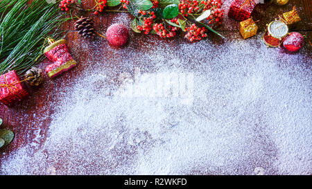 Ornements de Noël neige sur une planche en bois. Banque D'Images