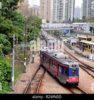 Les trams de la ligne de train léger d'une citerne à Tuen Mun, Hong Kong Banque D'Images