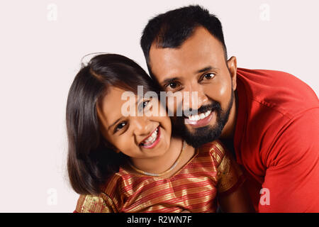 Père et fille smiling at camera. Pune, Maharashtra Banque D'Images