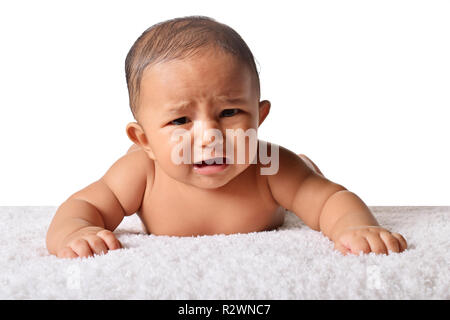 Cute baby sleeping on bed sur l'estomac de pleurer, Pune, Maharashtra. Banque D'Images