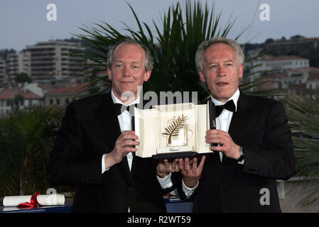 JEAN-PIERRE DARDENNE et Luc DARDENNE PHOTOCALL 2005 CÉRÉMONIE DE CLÔTURE DU FESTIVAL DE CANNES CANNES FRANCE 21 Mai 2005 Banque D'Images