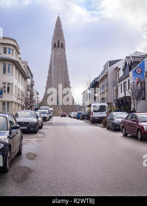 REYKJAVIK, ISLANDE-Octobre 24, 2018 : l'église Hallgrimskirkja vu de Skolavordustigur street Banque D'Images