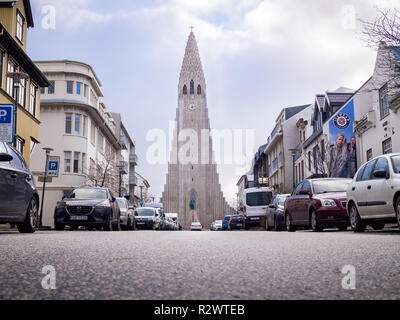 REYKJAVIK, ISLANDE-Octobre 24, 2018 : l'église Hallgrimskirkja vu de Skolavordustigur street Banque D'Images