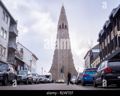 REYKJAVIK, ISLANDE-Octobre 24, 2018 : l'église Hallgrimskirkja vu de Skolavordustigur street Banque D'Images