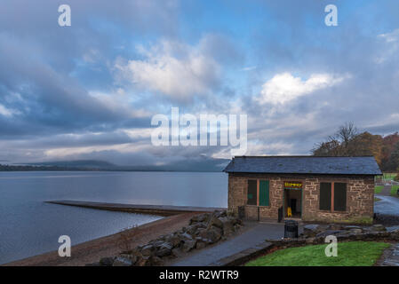 La cale de café à Balloch Park sur les rives du Loch Lomond avec la Luss collines en arrière-plan.. Banque D'Images