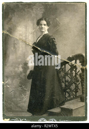 Vintage portrait d'une jeune fille. La photo a été prise autour de 1914. Banque D'Images