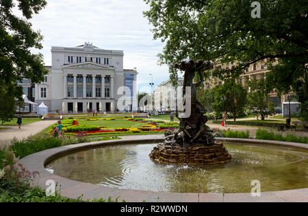 RIGA, Lettonie - Juillet 27, 2013 : l'Opéra National de Lettonie et la fontaine avec une statue de bronze à l'avant-plan Banque D'Images