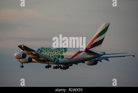 8 JUILLET 2018 La Russie, Moscou. L'avion Airbus A380 Emirates Airlines avec le symbolisme de l'exposition mondiale EXPO 2020 à Dubaï est à l'atterrissage Banque D'Images
