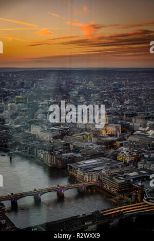 Londres, UK - février 2019. Coucher du soleil sur le centre-ville à partir de la plate-forme panoramique au sommet du Shard, le plus haut édifice de l'Europe de l'Ouest. Banque D'Images