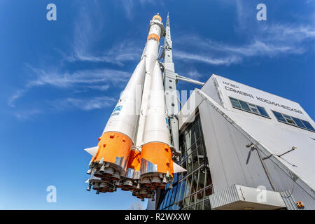 Samara, Russie - 12 Avril 2018 : Véritable satellite de type Soyouz comme monument et du centre de l'espace cosmique' 'Samara Banque D'Images