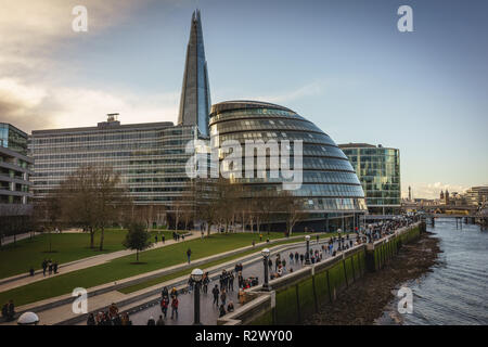 Londres, UK - Février, 2019.Vue sur la rive sud avec le tesson, l'Hôtel de Ville et la plus London Estate de Tower Bridge. Banque D'Images