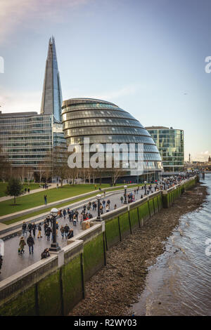 Londres, UK - Février, 2019.Vue sur la rive sud avec le tesson, l'Hôtel de Ville et la plus London Estate de Tower Bridge. Banque D'Images