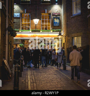 Londres, UK - Février, 2019. Les gens de l'extérieur d'un pub à Covent Garden. Banque D'Images