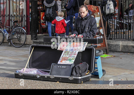 L'un d'un ensemble de (20) des images relatives à la ville d'Oxford, vue ici est un musicien de rue jouer piano électronique. Banque D'Images