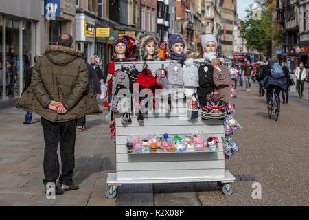 L'un d'un ensemble de (20) des images relatives à la ville d'Oxford, ici dans le haut St a costermonger vend ses marchandises. Banque D'Images