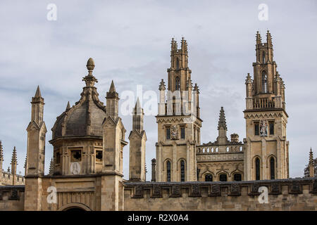 L'un d'un ensemble de (20) des images relatives à la ville d'Oxford, vue ici, c'est horizon architectural All Souls College. Banque D'Images